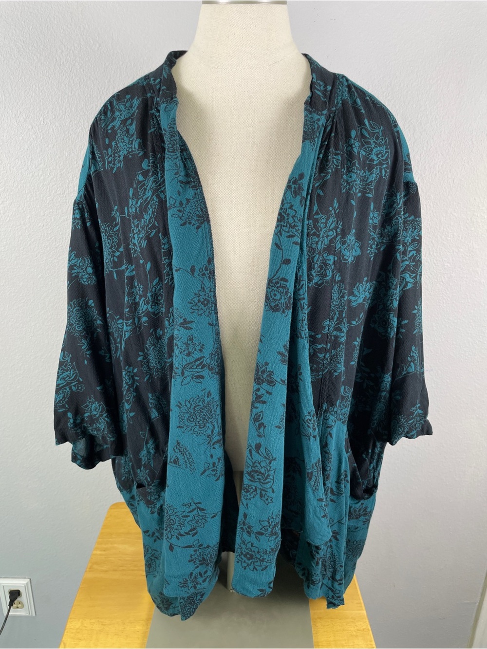 Ecote Blue-Green and Black Floral Open-Front Kimono Size Large with Pockets